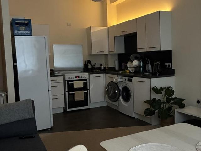 Fully Furnished 1 Bed Apartment + Separate Study/G