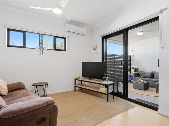 Fully Furnished 1 Bedroom Apartment Walking Distance to Train!