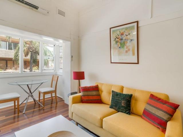 Fully Furnished 1 Bedroom Apartment Moments to Surf & Sand