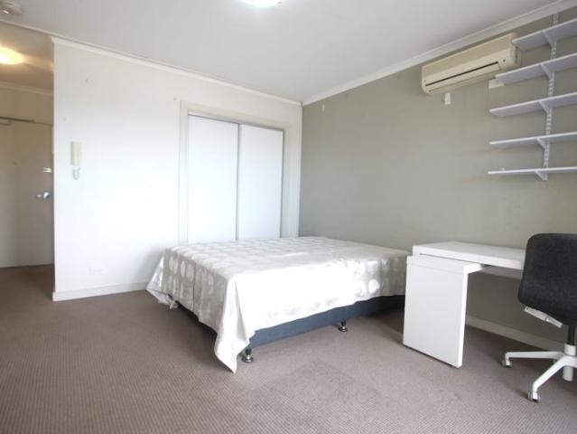 Fully furnished 1 bedroom apartment next to Huntingdale shops/station