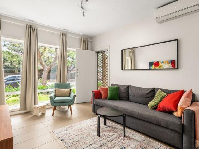 Fully Furnished 1 Bedroom Unit Walking Distance To The CBD!