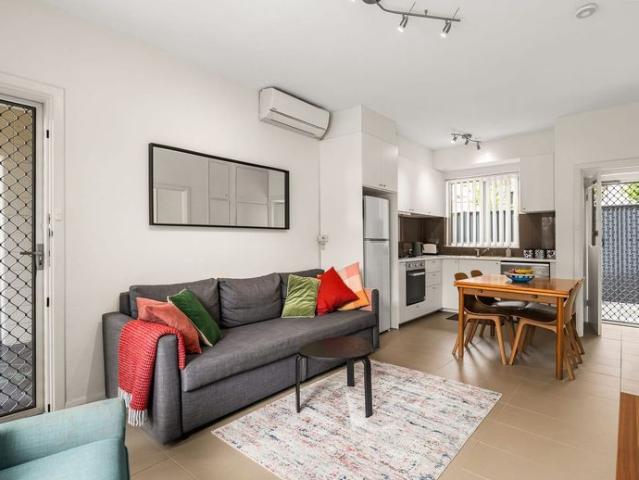 Fully Furnished 1 Bedroom Unit Walking Distance To The CBD!