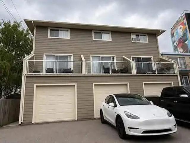 Fully furnished 2000sqft home with AC and garage parking near downtown/bow river — 3 Bedrooms Triplex