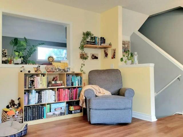 Fully furnished 2.5 Bedroom Towhnouse in Quiet Neighbourhood — 2 Bedrooms+ Den Townhouse