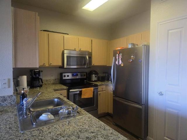 Fully Furnished 2 Bed / 1 Bath Apt