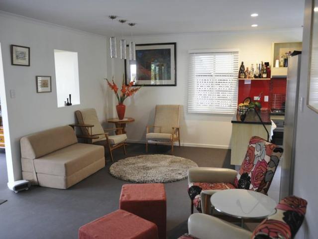 FULLY FURNISHED 2 BED UNIT INCLUDES ALL SERVICES @ $550 p/w