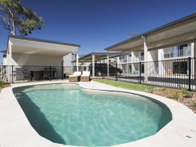 fully furnished 2 bedroom apartment at oaks middlemount