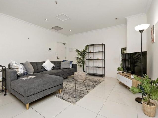 Fully furnished 2 bedroom apartment Heart of the city!