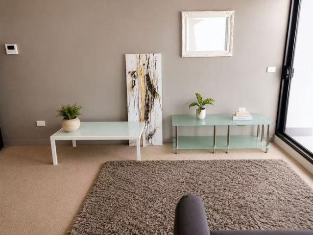 Fully Furnished 2 Bedroom Apartment in the Heart of West Melbourne
