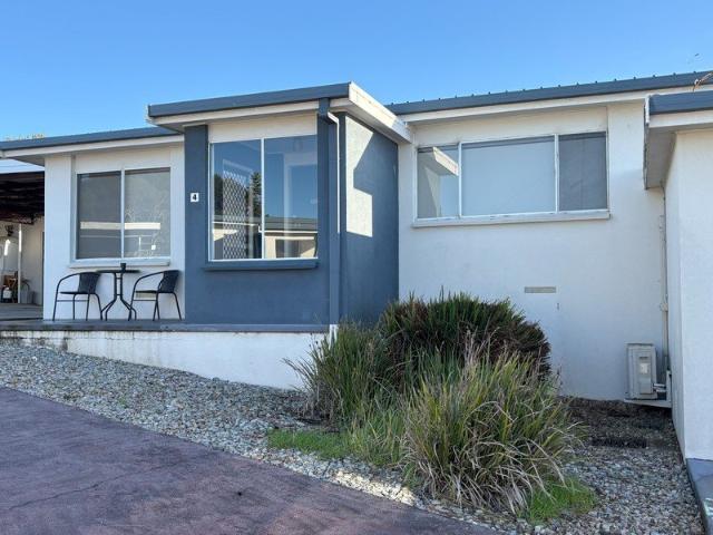 Fully Furnished 2 Bedroom Unit in Beautiful Bridport Walk to the Beach!