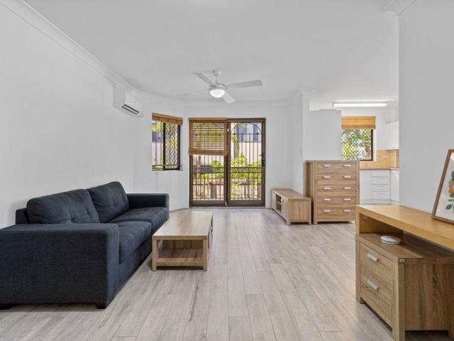Fully Furnished 2 Bedroom Unit! Walk to Indooroopilly Shopping Centre!