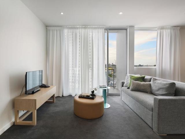 Fully Furnished 2 Bedroom, 2 Bathroom Apartment with Secure Car Space in the Heart of Southbank