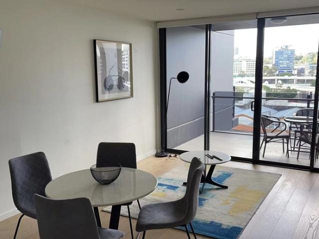 FULLY FURNISHED 2 Bedrooms + 1 Bathroom + Car Park Apartment at $900 per week!