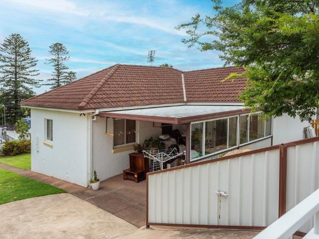 FULLY FURNISHED 4 BEDROOM HOME