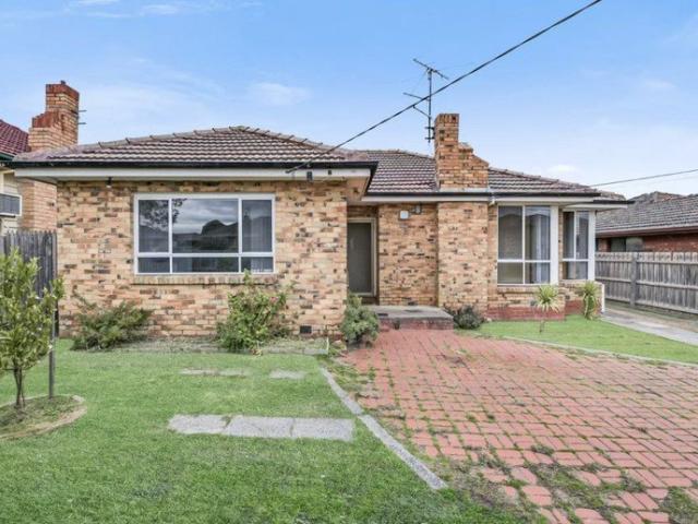 Fully Furnished 4 Bedroom Home in Central Clayton Walk to shopping