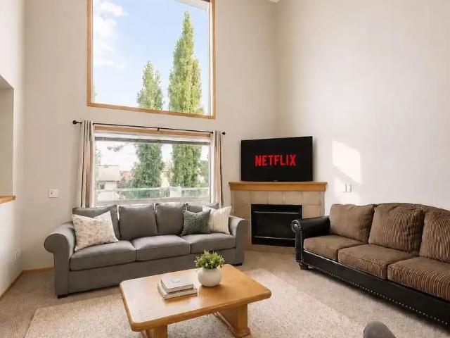 Fully Furnished 4 Bedroom Short Term Rental – Arbour Lake