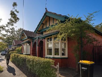 Fully Furnished 4 bedroom Vintage house for rent in Prahran at doorstep. Walkable to Chapel st