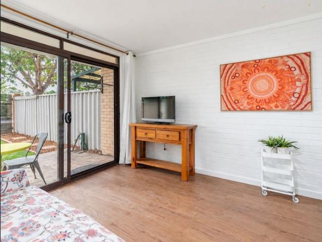 FULLY FURNISHED 4 MTH ONLY LEASE