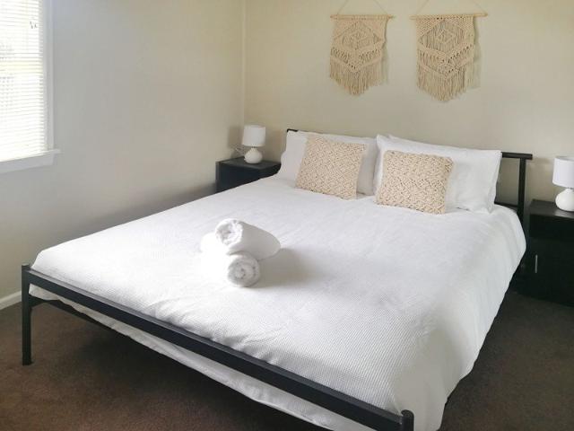Fully Furnished 6 Bedroom 2 Bathroom Home in Dubbo Prime Location