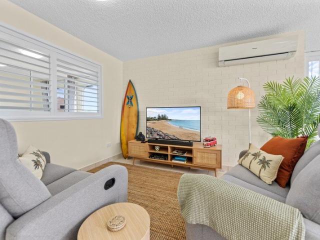 Fully Furnished Coastal Apartment Walk to Moffat Beach with Ocean Views