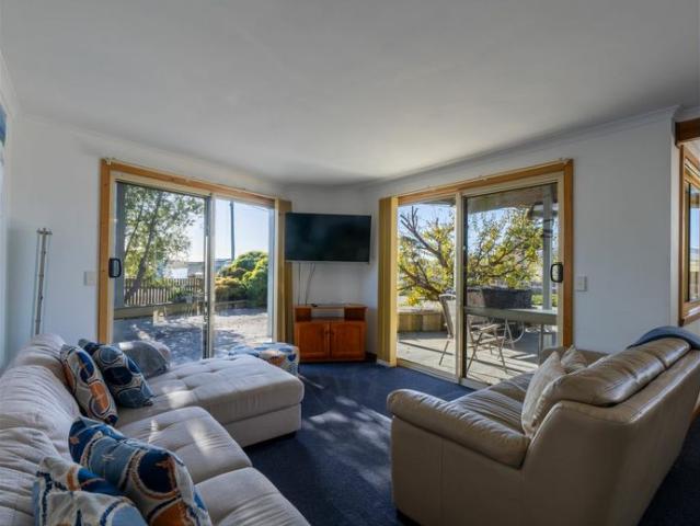 Fully Furnished Coastal Comfort in Stieglitz