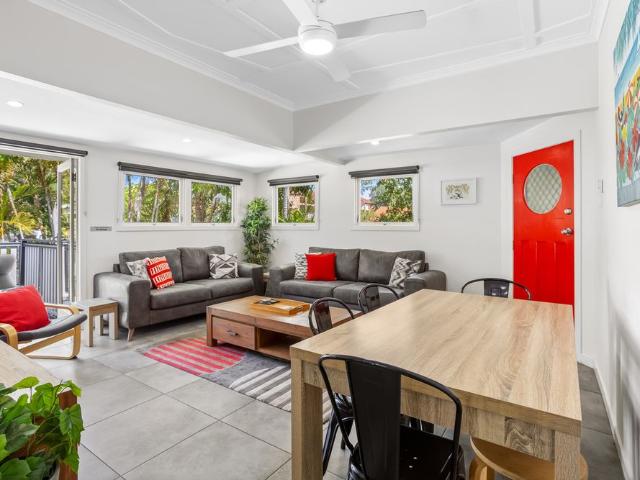Fully Furnished Coastal Living Each Bedroom With Own Bathroom!