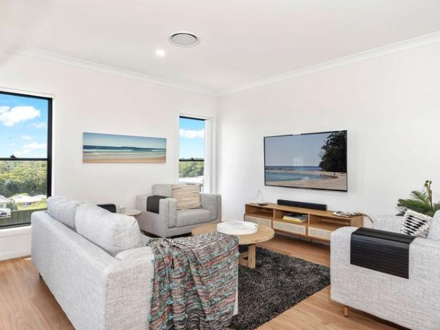 Fully Furnished Coastal Luxury – Move Straight In