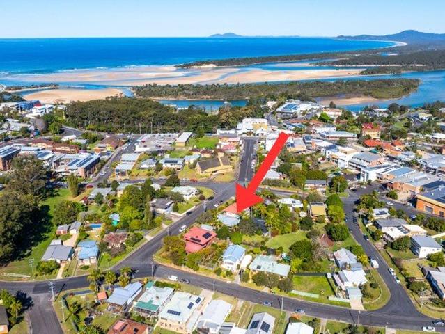 Upper level newly renovated, 2 bed timber home. 2 minutes walk to the heart of Nambucca