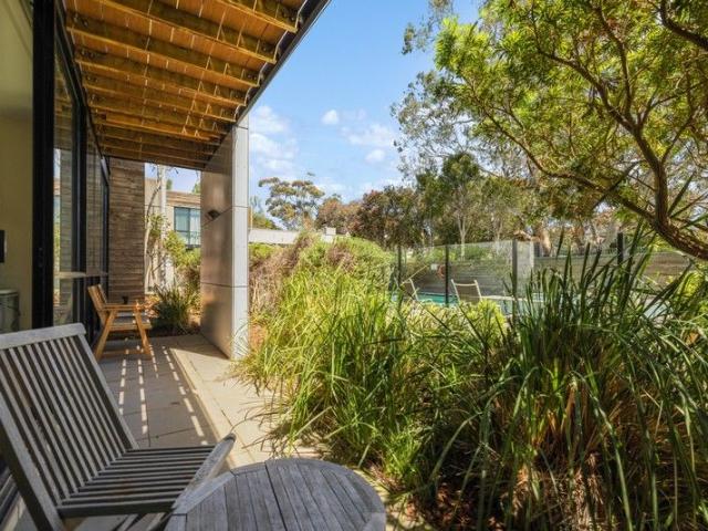 Fully Furnished Coastal Retreat With Pool Views In Central Location