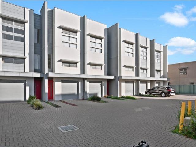 Fully Furnished, Comfortable Living in the Heart of Mawson Lakes!