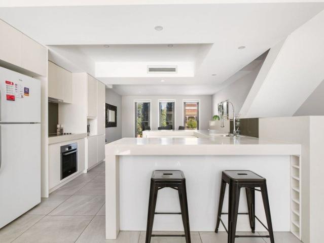 FULLY FURNISHED AVAILABLE END OF AUGUST