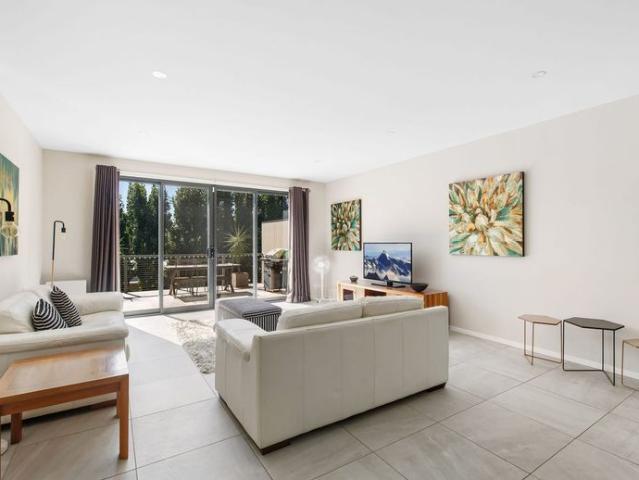 FULLY FURNISHED AVAILABLE END OF AUGUST