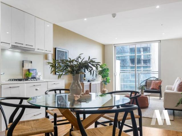 Fully Furnished Corner Apartment in the Heart of Melbourne