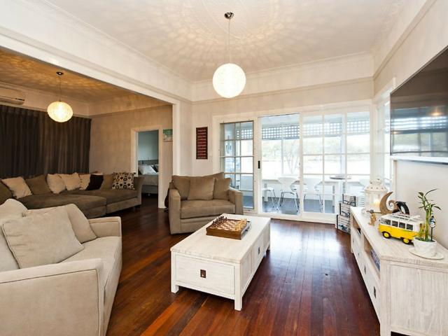 Fully Furnished Canal Lifestyle in North Yunderup