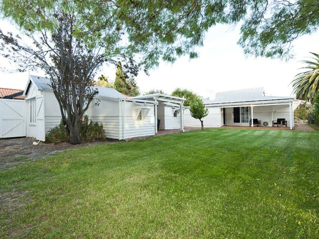 Fully Furnished Canal Lifestyle in North Yunderup