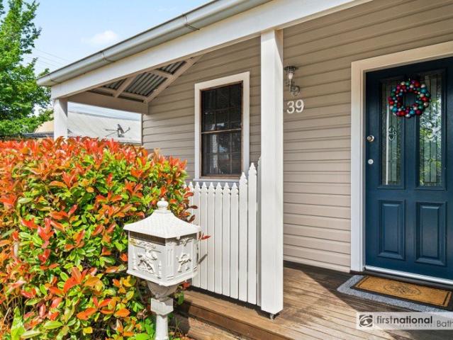 Fully Furnished CBD Living Walk Everywhere!