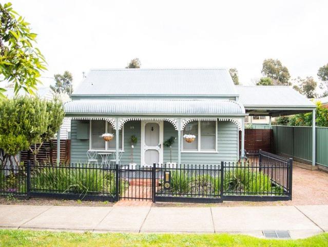 Fully Furnished Charming 3 Bedroom Home for Rent Close to town