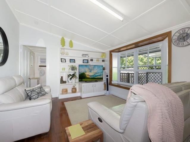 Fully furnished charming 4 Bedroom Queenslander