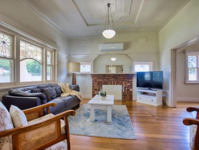 FULLY FURNISHED Charming Period Home in a Sought After Bendigo Pocket