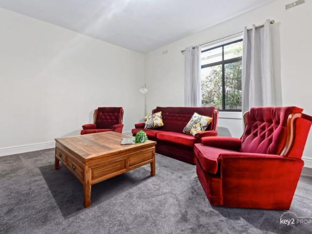 FULLY FURNISHED & CLOSE TO AMENITIES