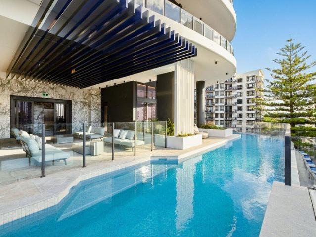 Fully furnished* A breathtaking whole floor residence with 180 degree ocean, move straight in