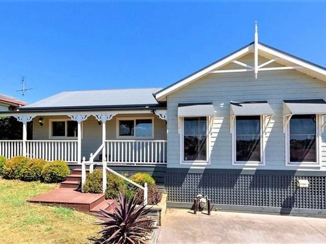 FULLY FURNISHED AND ALL UTILITIES INCLUDED TOWNHOUSE LIVING IN GREAT LOCATION!