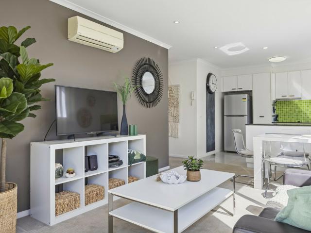Fully Furnished and Equipped in Boutique Complex!