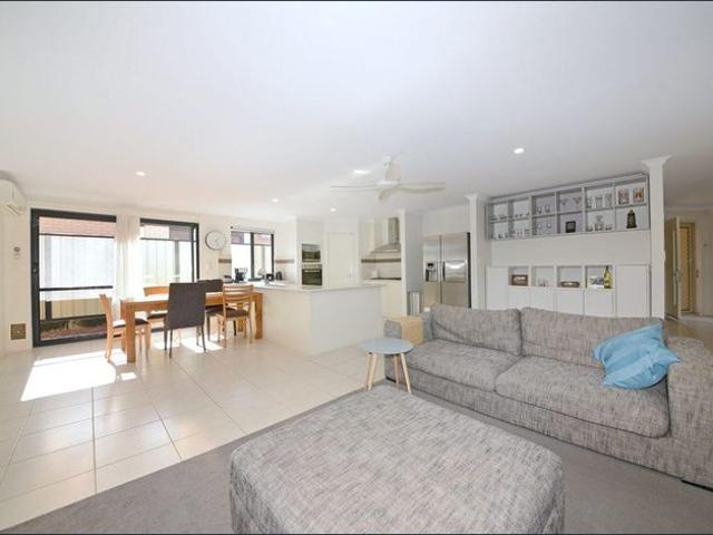 Fully Furnished and Equipped Ready to move in!