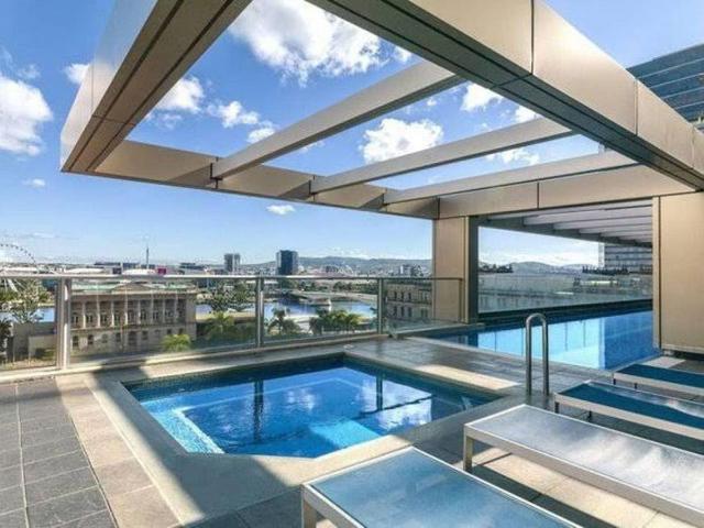 FULLY FURNISHED AND IN THE CENTRE OF CITY