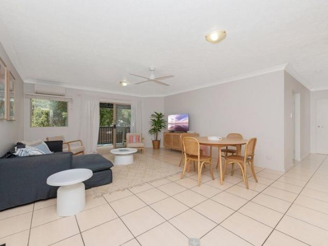 Fully furnished and renovated modern apartment, in walking distance to University and Hospital