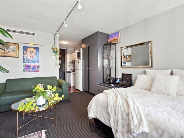 Fully furnished affordable studio apartment in a prime Spring Hill location