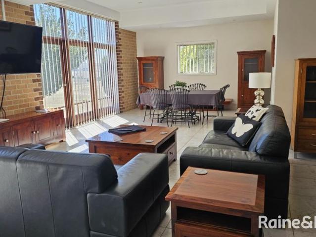 FULLY FURNISHED | ALL UTILITIES INCLUDED | Modern 2 Level Granny Flat with Picturesque Parksbourne Views