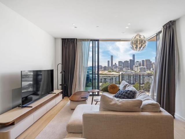 Fully Furnished Apartment on JANE Street!