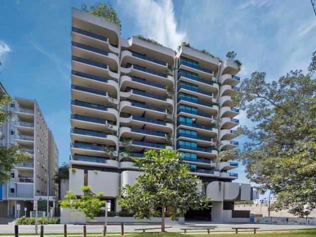 Fully Furnished Apartment on JANE Street!